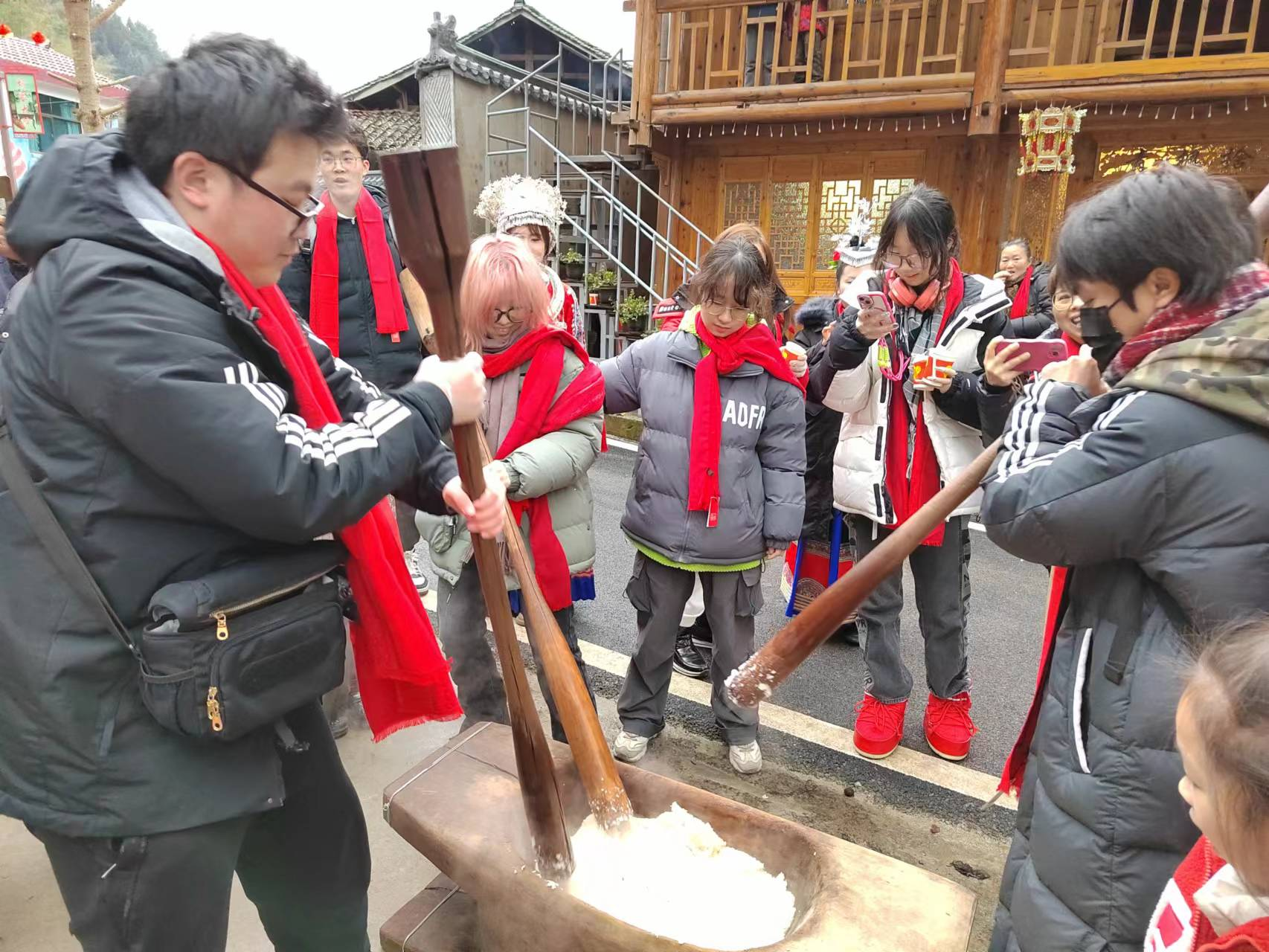 清华大学行健书院、美术学院学半岛官方体育生赴湖南绥宁县发展支教调研(图2)
